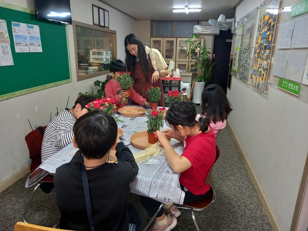 마음의 상처 치유, 오산시에서 화훼농장 원예프로그램 운영[사진=오산시]