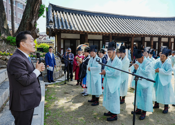 이재준 수원특례시장이 수원향교 대성전에서 열린 석전대제에 참석해 인사말을 하고 있다.[사진=수원특례시]