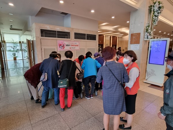 수원시 팔달구보건소, 어르신 대상으로 지동 치매안심마을 홍보캠페인[사진=수원특례시]