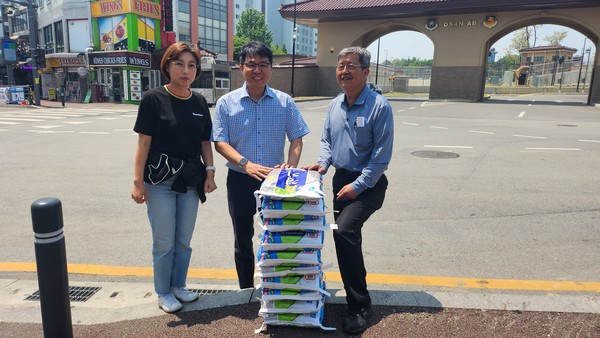 평택시 농업 기술센터와 송탄 상공인회 지역농산물 나눔 행사[사진=평택시]