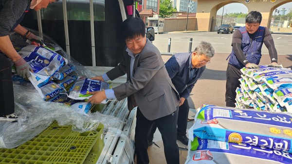 평택시 농업 기술센터와 송탄 상공인회 지역농산물 나눔 행사[사진=평택시]