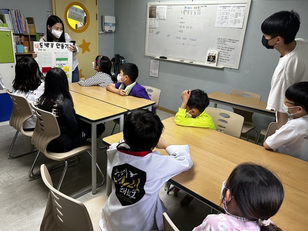 수원시자원봉사센터와 청년팀플 수원대능동봉사동아리가 지난 15일 수원 고색동에 있는 밝은별 지역아동센터에서 초등학교 저학년을 대상으로 경주, 전주, 제주도의 지역문화와 역사를 소개하고, 실제 놀거리를 체험하도록 하고 있다.[사진=수원특례시]