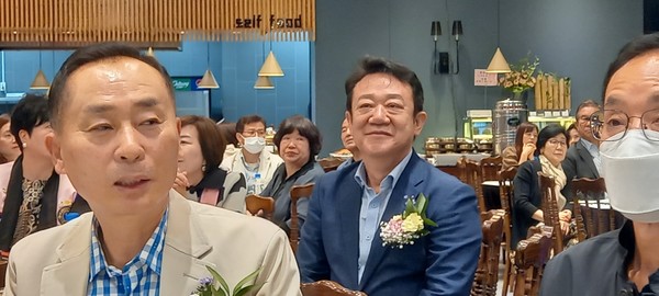 송탄 크로바라이온스 클럽 창립 제29주년 기념 및 제29·30대 회장 이취임식 개최[사진=김철배 기자]