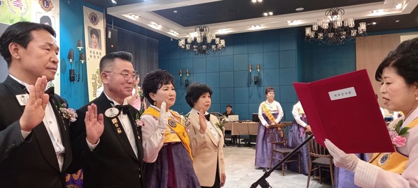 송탄 크로바라이온스 클럽 창립 제29주년 기념 및 제29·30대 회장 이취임식 개최[사진=김철배 기자]