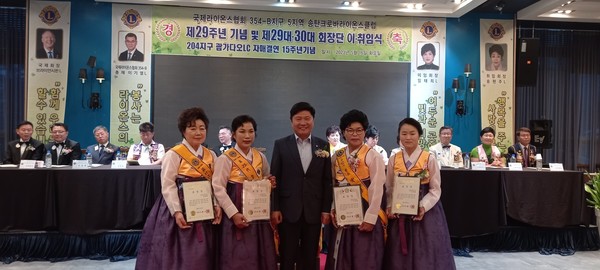 송탄 크로바라이온스 클럽 창립 제29주년 기념 및 제29·30대 회장 이취임식 개최[사진=김철배 기자]