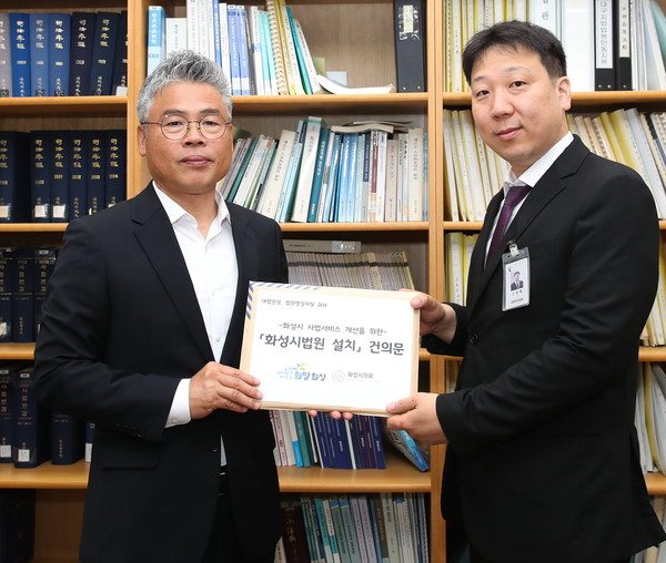 화성시 자치행정국장 박형일, 법원행정처 고원혁 기획운영담당관[사진=화성시]