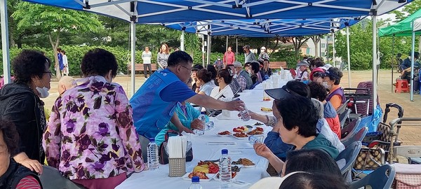 신장1동 바르게살기운동위원회 경로잔치 개최[사진=김철배 기자]
