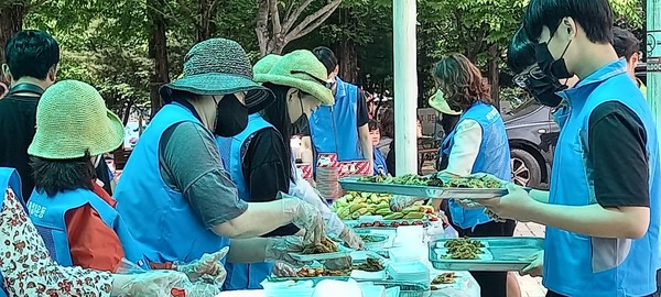 신장1동 바르게살기운동위원회 경로잔치 개최[사진=김철배 기자]