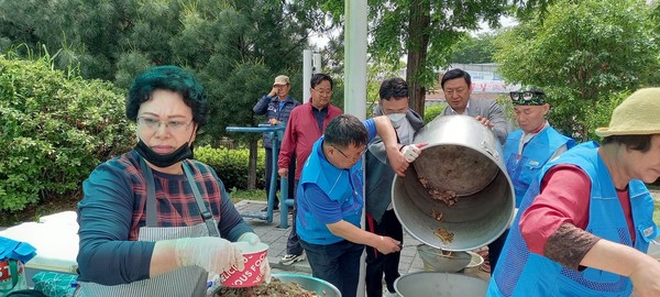 신장1동 바르게살기운동위원회 경로잔치 개최[사진=김철배 기자]