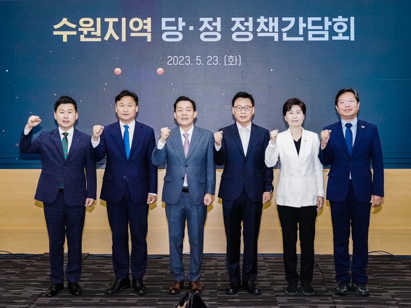 김승원 의원(오른쪽부터), 백혜련 의원, 박광온 의원, 이재준 수원시장, 김영진 의원, 이병진 민주당 수원시무 지역위원장 직무대행이 함께하고 있다.[사진=수원특례시]