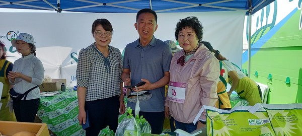 평택시, 평택시민 건강걷기대회 ‘슈퍼오닝 농산물’ 홍보 ‘슈퍼오닝 홍보관’ 큰 호응[사진=김철배 기자]