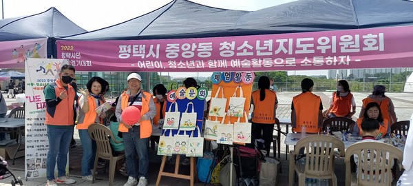 평택시 중앙동 청소년지도위원회, ‘나만의 에코백 그림그리기’ 행사 진행[사진=김철배 기자]