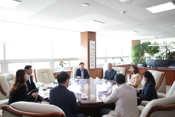 김경희 화성시의회 의장은 지난 23일 경기도화성오산교육지원청에 방문하여 정광윤 교육장과 간담회를 진행하였다.[사진=화성시의회]