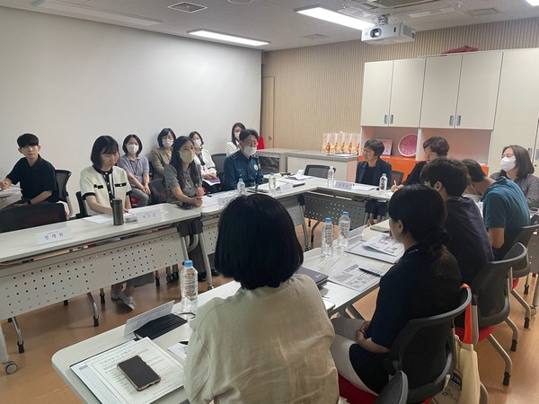 팔달구치매지역사회협의체가 상반기 회의를 하고 있다.[사진=수원특례시]