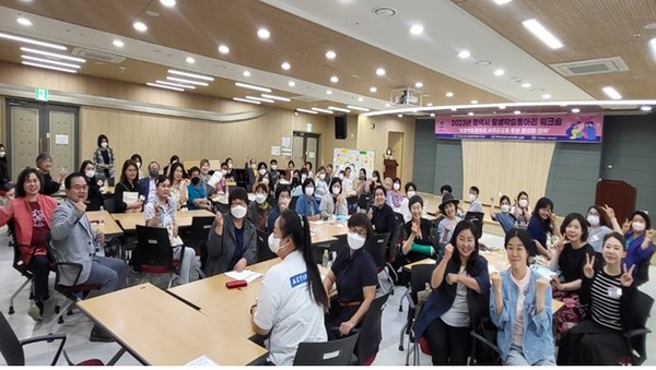 평택시 평생학습센터는 지난 23일 평생학습센터 남부교육장에서 평생학습동아리 관계자 70여 명이 참석한 가운데 「2023년 평택시 평생학습동아리 워크숍」을 개최했다.[사진=평택시]
