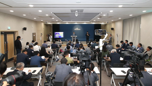 화성 뱃놀이축제, “낮부터 밤까지 두배 즐거워진다”. 사진은 브리핑 장면[사진=화성시]