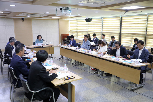 수원특례시의회 도시환경위원회와 수원도시재단이 수원시의 노후주택관리를 위해 25일 ‘수원시 저층주거지 집수리 지원사업 업무보고회’를 가졌다.[사진=수원특례시의회]