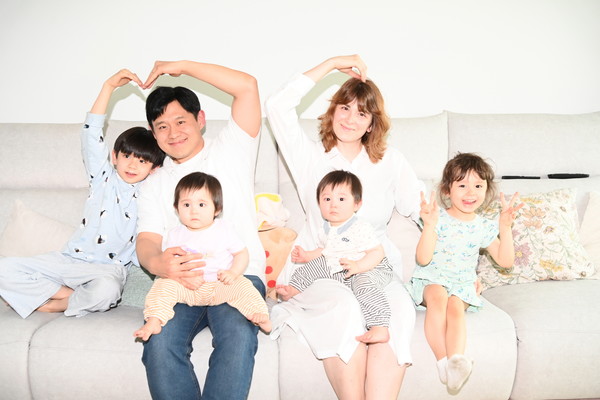 수원시와 이웃들의 도움으로 화재 사고를 딛고 다시 환한 웃음을 되찾은 최민웅씨 가족.[사진=수원특례시]