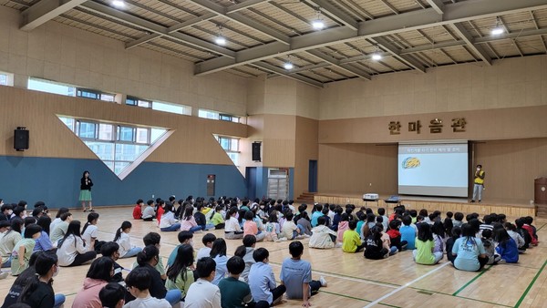 팔달초등학교 학생들이 이론교육을 받고 있다.[사진=수원특례시]