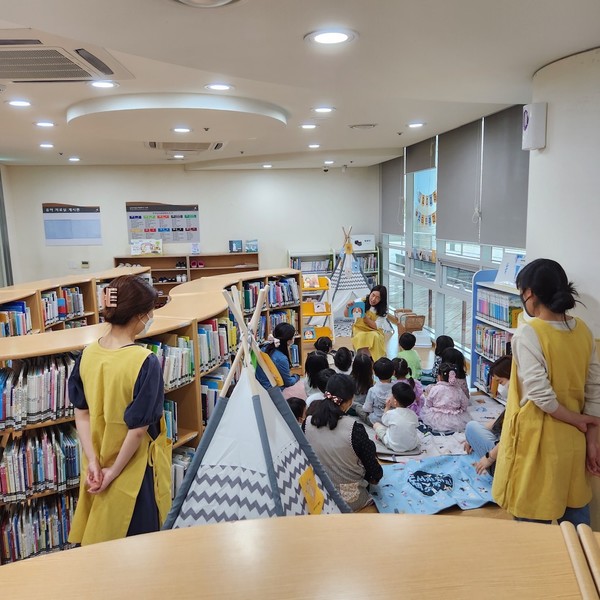 화성시(시장 정명근)가 한국 북스타트 20주년을 기념하며‘도서관으로 책소풍 가요!’라는 주제로 20일 부터 26일 까지 ‘북스타트 주간 행사’를 개최했다.[사진=화성시]