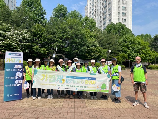화성시서부보건소가 30일, 향남읍 살구꽃 공원에서 비만예방 캠페인을 벌였다.[사진=화성시]
