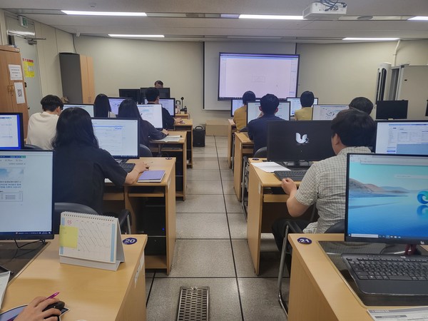 오산시(시장 이권재)는 지난 30일 시청 정보화 교육장에서 각 부서 세외수입 업무 담당자를 대상으로 세외수입 실무교육을 실시했다.[사진=오산시]