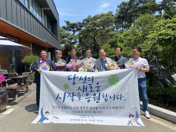 평택시 송탄출장소(소장 오영귀)는 31일 2023년 상반기 명예퇴직 및 공로연수에 들어가는 공직자들의 환송식을 개최했다.[사진=평택시]
