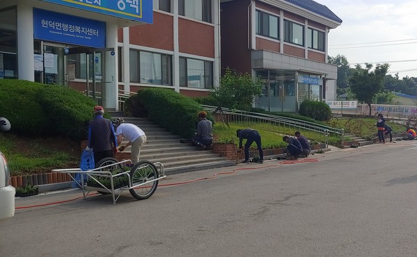 바르게살기운동 현덕면위원회, 여름맞이 여름꽃 식재[사진=평택시]