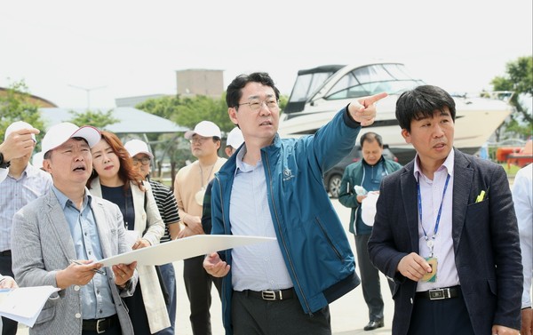 정명근 화성시장이 오는 9일 열리는 ‘제13회 화성 뱃놀이 축제’개막을 앞두고 현장 로드체킹에 나섰다.[사진=화성시]