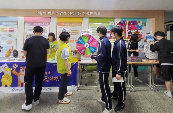 송탄보건소, 「세계 금연의 날」 기념 청소년 흡연예방 캠페인[사진=평택시]