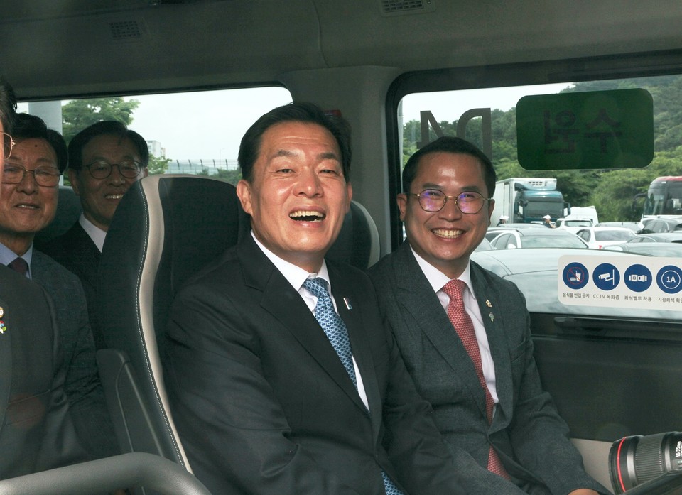 똑버스에 시승한 이재준 수원특례시장(가운데)과 이오수 경기도의회 의원(오른쪽)이 환하게 웃고 있는 모습 [사진=이희찬 기자]