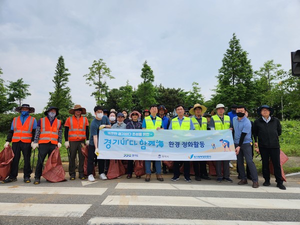 경기평택항만공사(이하 “공사”)는 경기도, 평택시, 평택지방해양수산청 등 유관기관과 1일 평택항 항만배후단지 내에서 환경정화활동을 실시하였다.[사진=경기평택항만공사]