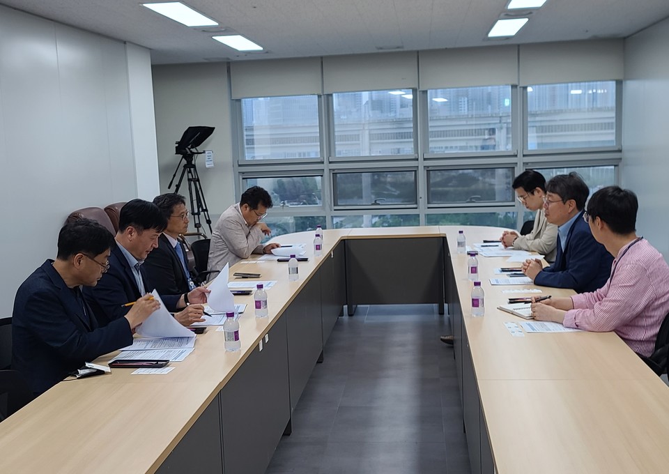 오후석 경기도 행정2부지사는 1일 국가균형발전위원회 최우혁 지방혁신국장과 만나 경기북부의 기회발전특구 지정을 위한 협조를 요청했다. [사진=경기도]