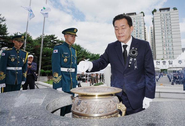 이재준 수원특례시장이 분향하고 있다[사진=수원특례시]