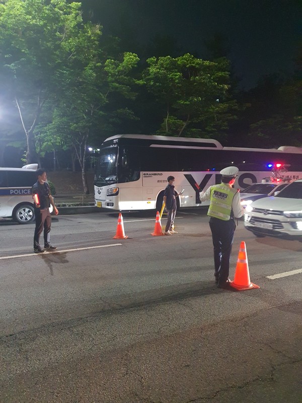 수원시 관계자가 경찰과 협업해 체납차량을 단속하고 있다.[사진=수원특례시]