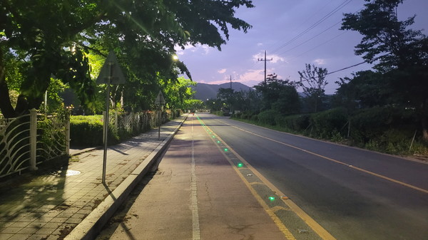태양광 도로표지병이 설치된 광교산로.[사진=수원특례시]