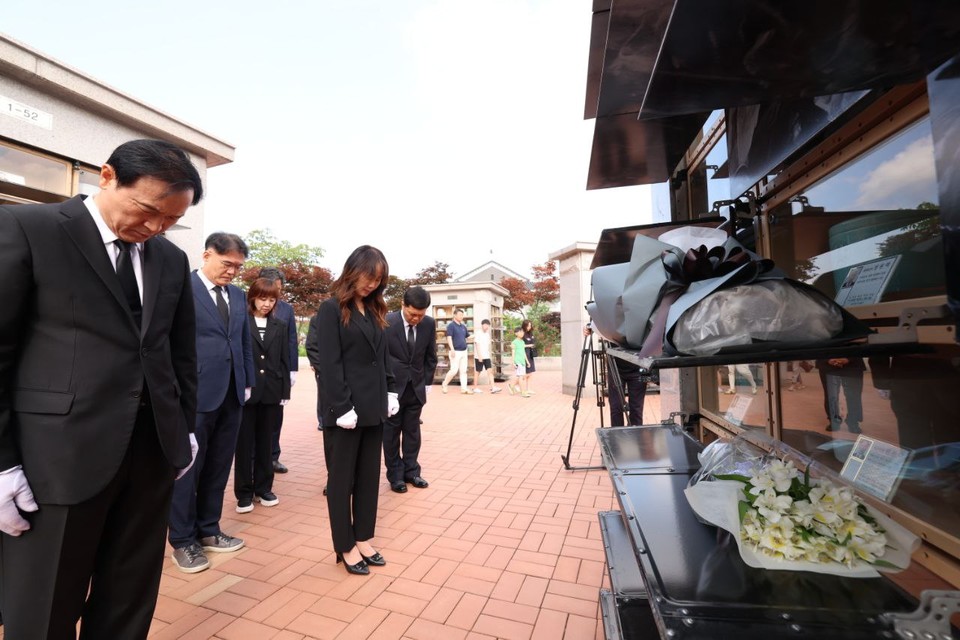 임태희 교육감은 6일 오전 이경희 제1부교육감, 한정숙 제2부교육감 등 직원들과 함께 이천호국원 현충탑을 찾아 헌화와 분향, 묵념을 했다. [사진=경기도교육청]