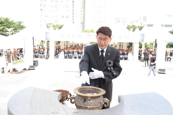 수원특례시의회(김기정 의장)는 6. 6일(화) 제68회 현충일을 맞이하여 수원시 현충탑을 참배했다.[사진=수원특례시의회]