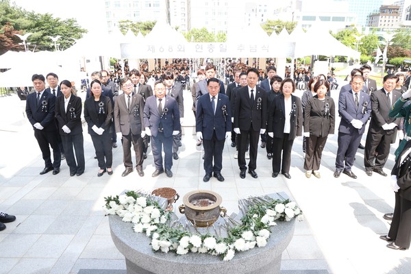 수원특례시의회(김기정 의장)는 6. 6일(화) 제68회 현충일을 맞이하여 수원시 현충탑을 참배했다.[사진=수원특례시의회]