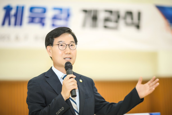 이해남 교육복지위원장이 축사를 진행하고 있다.[사잔=화성시의회]