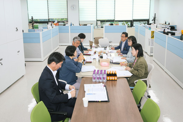 사전보고회 진행중인 경제환경위원들[사진=화성시의회]