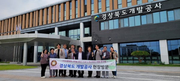 수원특례시의회 의원연구단체인‘ESG생태계 구축을 통한 수원시 혁신방안 연구회(대표 박현수 의원)’는 6. 7(수)일 경북 예천군에 위치한 경상북도 개발공사를 방문했다.[사진=수원특례시의회]
