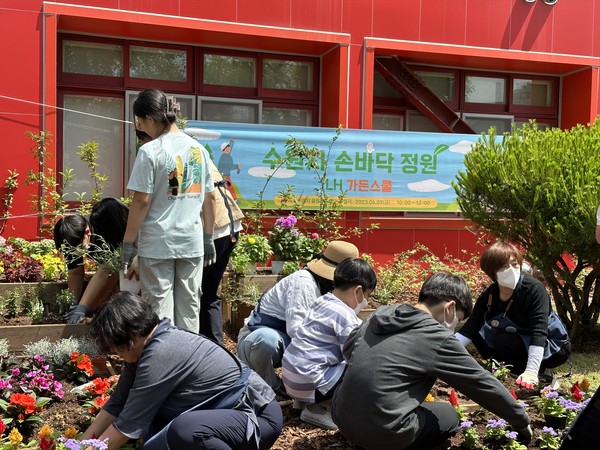 율전초등학교 학생들과 참석자들이 손바닥정원을 조성하고 있다.[사진=수원특례시]
