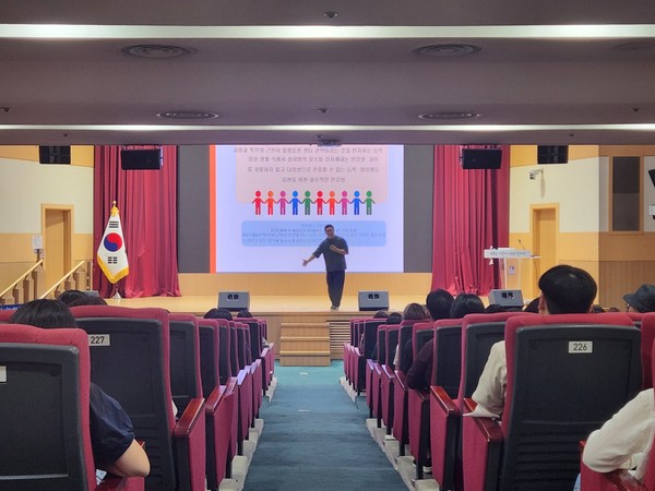 수원시가 ‘2023 고위공직자 4대 폭력예방 통합교육’을 하고 있다.[사진=수원특례시]