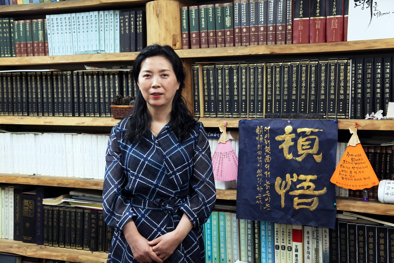 담산 이순금 서예명인이 인터뷰에 앞서 포즈를 취했다.