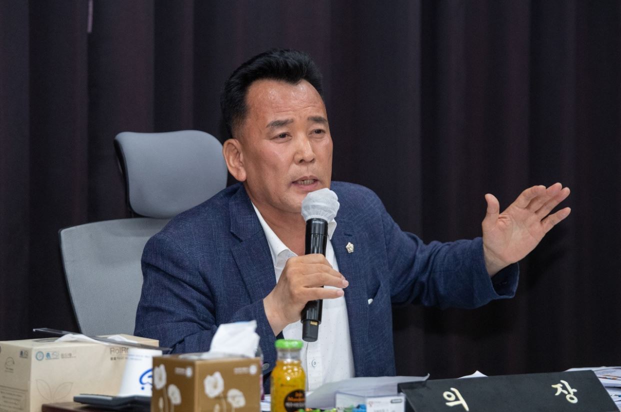 정병관 여주시의회 의장이 지난 12일 2023 여주시 행정사무감사에서 발언하고 있다. [사진=여주시의회]
