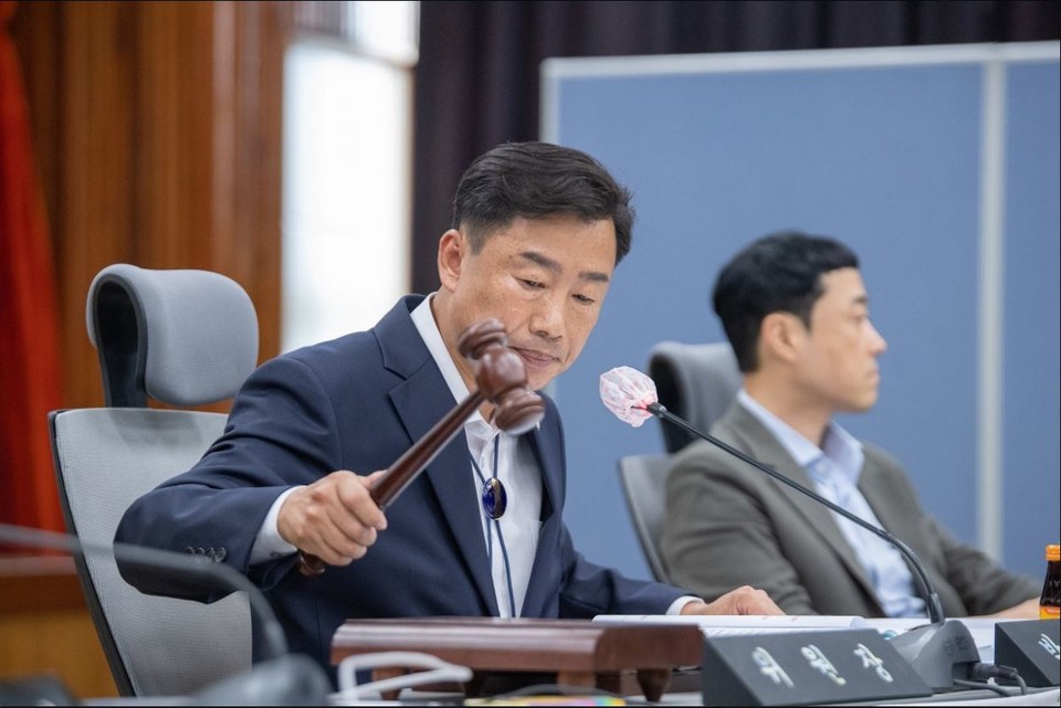 박두형 여주시의회 행정사무감사특별위원회 위원장이 지난 12일 행정감사를 진행하고 있다. [사진=여주시의회]
