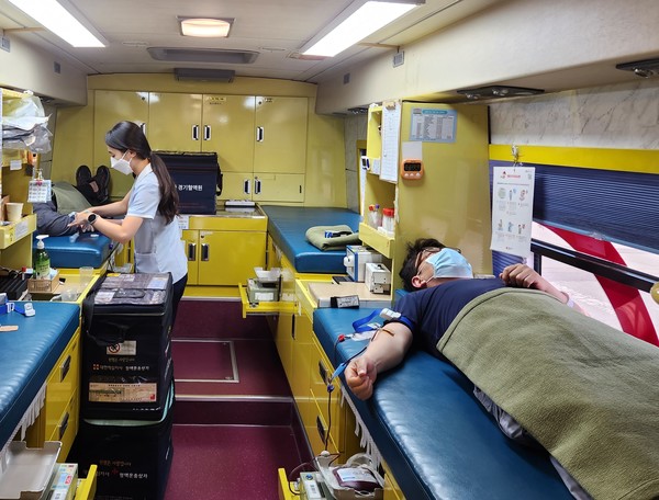 평택항 마린센터 주차장 내 헌혈버스에서 마린센터 입주기업 임직원이 헌혈을 하고 있다.[사진=경기평택항만공사]