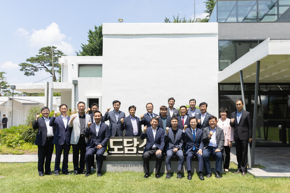 13일 오후 도담소에서 열린 경기도의회 도시환경위원회 오찬 간담회에서 김동연 경기도지사와 유영일 도시환경위원회 위원장 등 관계자들이 기념촬영을 하고 있다. [사진=경기도]