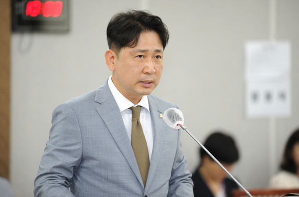 현경환 수원특례시의회 의원(국민의힘, 파장·송죽·조원2동)이 대표발의한 ‘수원시 지역발전과 교육진흥을 위한 관학 협력 조례안’이 문화체육교육위원회 심사에서 원안가결됐다.[사진=수원특례시의회]